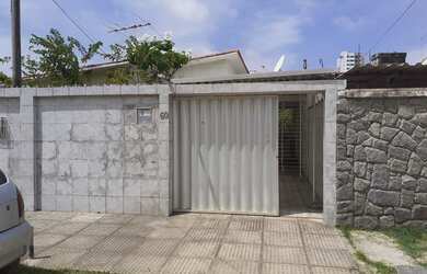 Imagem: A casa possui 3 Dormitórios, 2 Banheiros, 3 Vagas na garagem