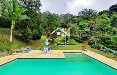 Imagem: A casa em condomínio possui 4 Dormitórios, 4 Banheiros e 480m²