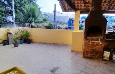 Imagem: A casa possui 2 Dormitórios, 2 Banheiros, 2 Vagas na garagem