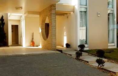 Imagem: A casa possui 4 Dormitórios, 5 Banheiros, 4 Vagas na garagem