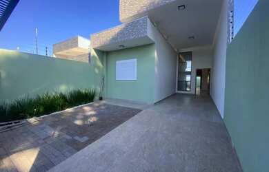 Imagem: A casa possui 3 Dormitórios, 3 Banheiros, 3 Vagas na garagem