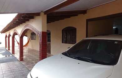 Imagem: A casa possui 3 Dormitórios, 2 Banheiros, 2 Vagas na garagem