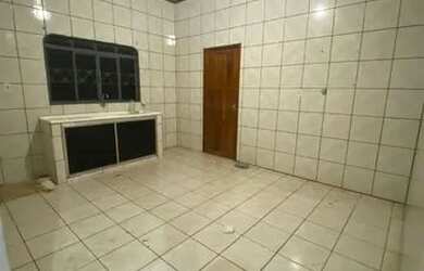 Imagem: A casa possui 3 Dormitórios, 2 Banheiros e está localizado