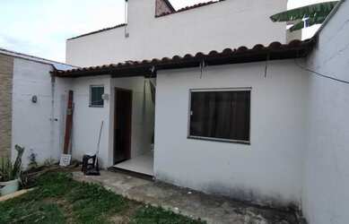 Imagem: A casa possui 3 Dormitórios, 2 Banheiros, 1 Vaga na garagem