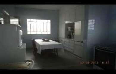 Imagem: A casa possui 4 Dormitórios, 2 Banheiros, 3 Vagas na garagem