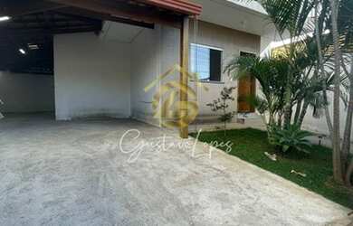 Imagem: A casa possui 3 Dormitórios, 2 Banheiros, 2 Vagas na garagem