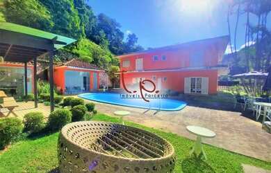 Imagem: A casa possui 4 Dormitórios, 5 Banheiros, 3 Vagas na garagem