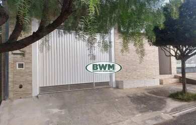 Imagem: A casa possui 3 Dormitórios, 4 Banheiros, 3 Vagas na garagem