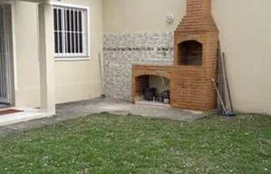 Imagem: A casa possui 2 Dormitórios, 1 Banheiro, 3 Vagas na garagem