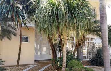 Imagem: A casa possui 4 Dormitórios, 4 Banheiros, 4 Vagas na garagem