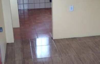 Imagem: A casa possui 2 Dormitórios, 1 Banheiro, 1 Vaga na garagem