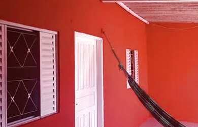 Imagem: A casa possui 5 Dormitórios, 2 Banheiros, 2 Vagas na garagem