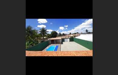 Imagem: A casa possui 4 Dormitórios, 5 Vagas na garagem, Piscina, Ar-condicionado