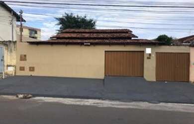 Imagem: A casa possui 3 Dormitórios, 2 Banheiros, 2 Vagas na garagem