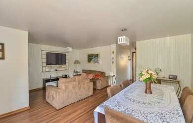 Imagem: A casa possui 3 Dormitórios, 2 Banheiros, 3 Vagas na garagem