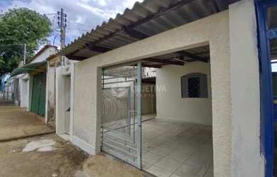 Imagem: A casa possui 2 Dormitórios, 1 Banheiro, 1 Vaga na garagem