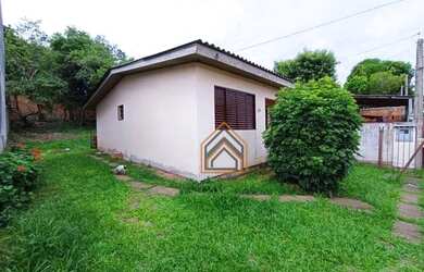 Imagem: A casa possui 2 Dormitórios, 1 Banheiro, 2 Vagas na garagem