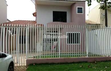 Imagem: A casa possui 4 Dormitórios, 2 Banheiros, 3 Vagas na garagem