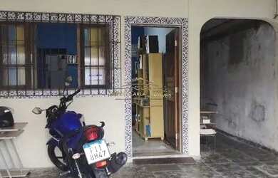 Imagem: A casa possui 2 Dormitórios, 2 Banheiros, 2 Vagas na garagem