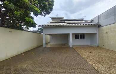 Imagem: A casa possui 3 Dormitórios, 2 Banheiros, 2 Vagas na garagem