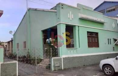 Imagem: A casa possui 4 Dormitórios, 1 Banheiro, 2 Vagas na garagem