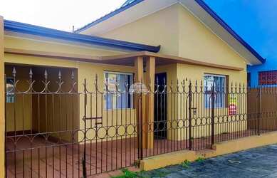 Imagem: A casa possui 3 Dormitórios, 2 Banheiros, 4 Vagas na garagem