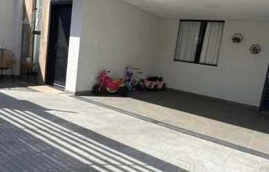 Imagem: A casa possui 3 Dormitórios, 3 Banheiros, 2 Vagas na garagem