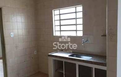 Imagem: A casa possui 4 Dormitórios, 2 Banheiros, 2 Vagas na garagem