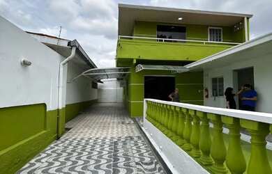 Imagem: A casa possui 3 Dormitórios, 4 Banheiros, 3 Vagas na garagem