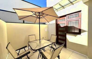 Imagem: A casa possui 3 Dormitórios, 3 Banheiros, 2 Vagas na garagem