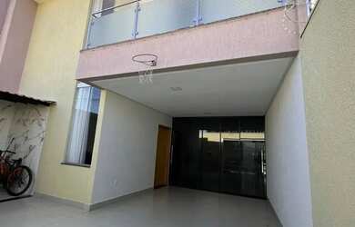 Imagem: A casa possui 3 Dormitórios, 2 Banheiros, 3 Vagas na garagem