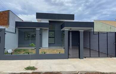 Imagem: A casa possui 3 Dormitórios, 2 Banheiros, 2 Vagas na garagem