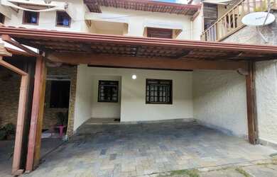 Imagem: A casa possui 4 Dormitórios, 3 Banheiros, 1 Vaga na garagem