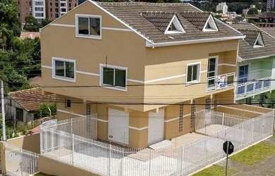 Imagem: A casa possui 3 Dormitórios, 3 Banheiros, 5 Vagas na garagem