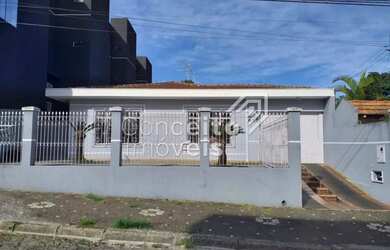 Imagem: A casa possui 3 Dormitórios, 2 Banheiros, 3 Vagas na garagem