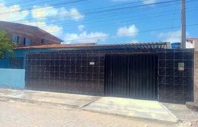 Imagem: A casa possui 3 Dormitórios, 1 Banheiro, 2 Vagas na garagem