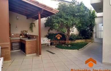 Imagem: A casa possui 3 Dormitórios, 5 Banheiros, 4 Vagas na garagem