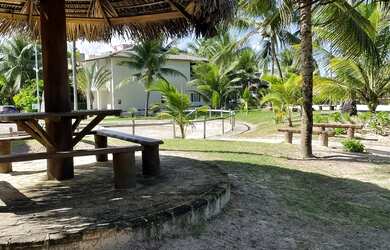 Imagem: A casa possui 4 Dormitórios, Acomodam 9 pessoas, 2 Vagas na