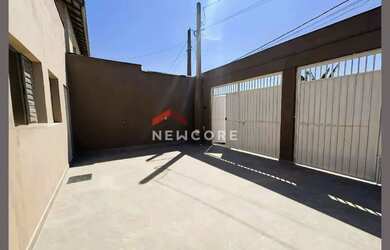 Imagem: A casa possui 2 Dormitórios, 1 Banheiro, 2 Vagas na garagem