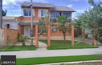 Imagem: A casa possui 3 Dormitórios, 2 Banheiros, 1 Vaga na garagem