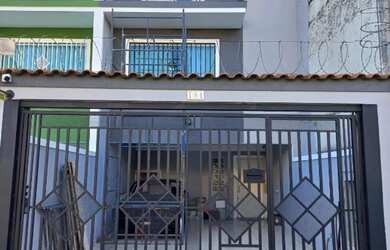 Imagem: A casa possui 3 Dormitórios, 3 Banheiros, 4 Vagas na garagem