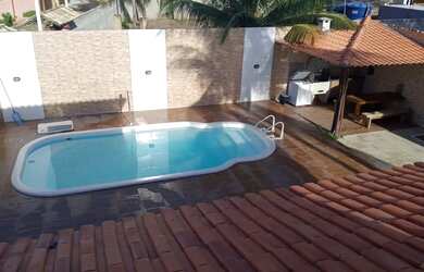 Imagem: A casa possui 5 Dormitórios, Acomodam 15 pessoas, 5 Vagas na