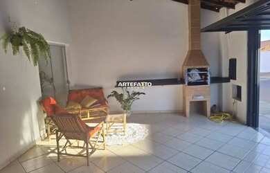 Imagem: A casa possui 2 Dormitórios, 2 Banheiros, 2 Vagas na garagem