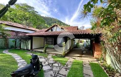 Imagem: A casa possui 5 Dormitórios, 4 Banheiros, 4 Vagas na garagem