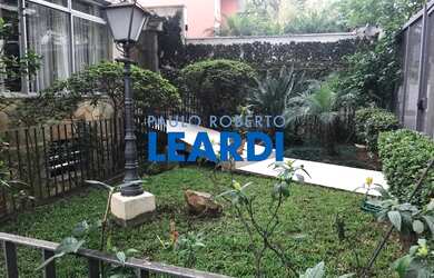 Imagem: A casa possui 4 Dormitórios, 5 Banheiros, 4 Vagas na garagem