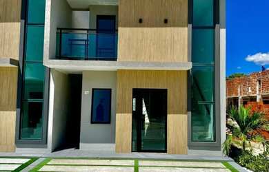 Imagem: A casa possui 2 Dormitórios, 3 Banheiros, 2 Vagas na garagem