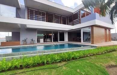 Imagem: A casa possui 5 Dormitórios, 5 Banheiros, 4 Vagas na garagem