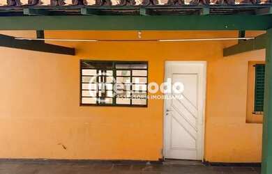 Imagem: A casa possui 4 Dormitórios, 3 Banheiros, 5 Vagas na garagem