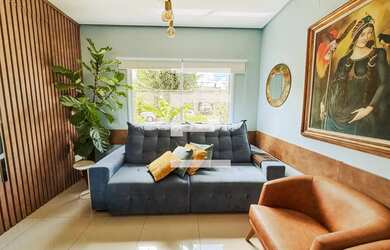 Imagem: A casa possui 3 Dormitórios, 3 Banheiros, 2 Vagas na garagem