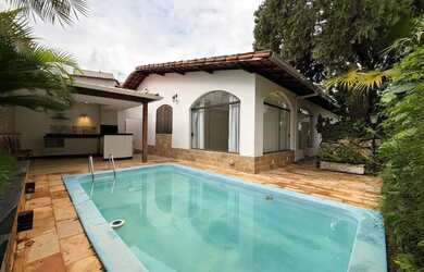 Imagem: A casa possui 5 Dormitórios, 3 Banheiros, 2 Vagas na garagem